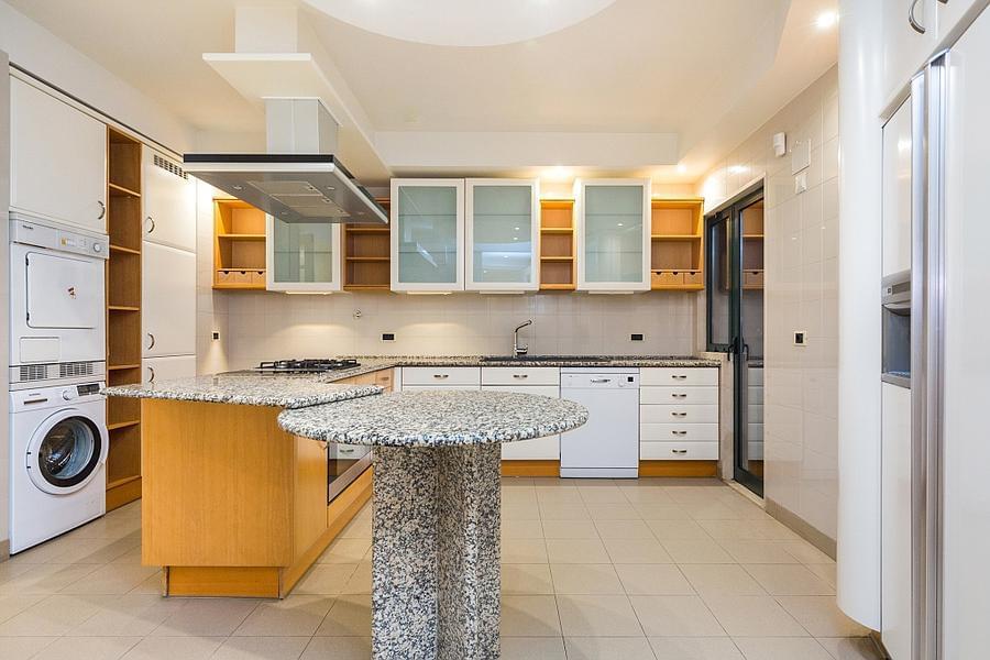 Apartamento T5 com piscina em condomínio fechado