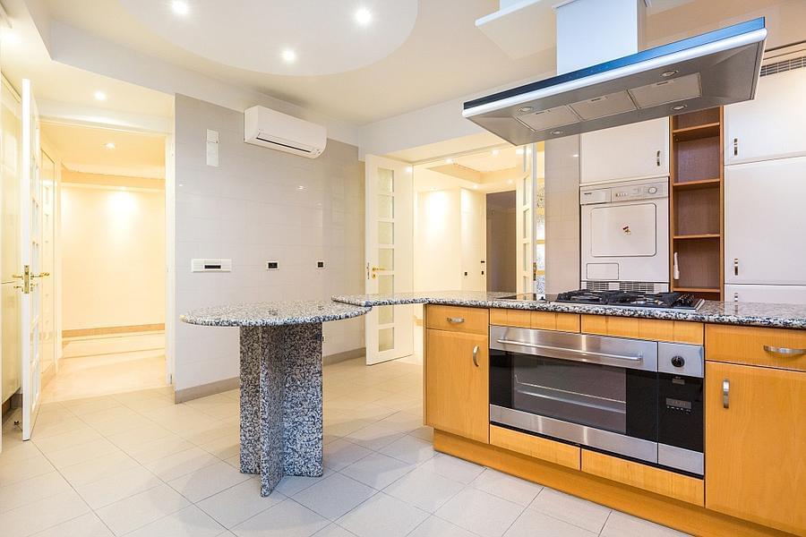 Apartamento T5 com piscina em condomínio fechado