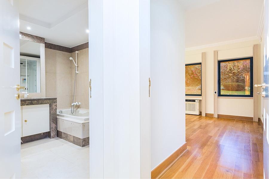 Apartamento T5 com piscina em condomínio fechado