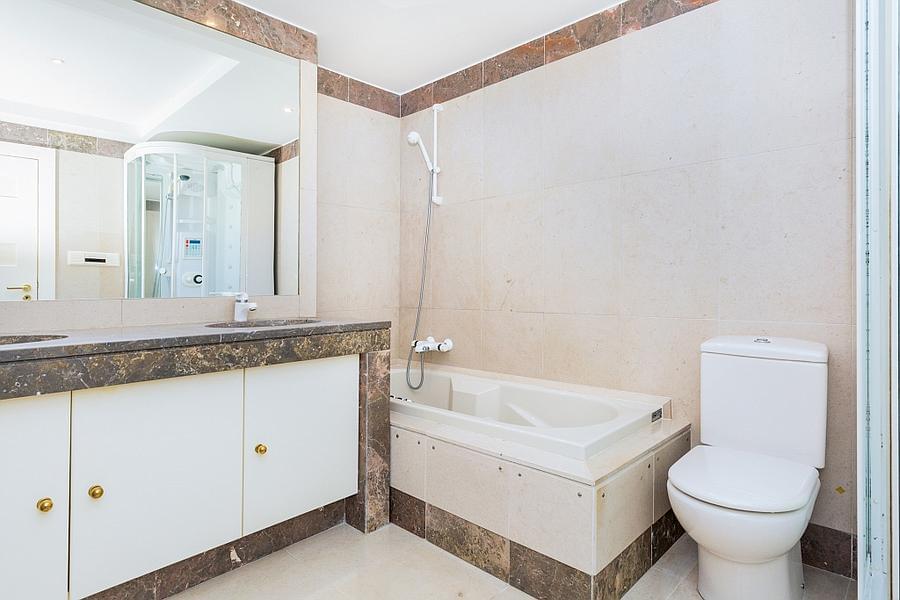 Apartamento T5 com piscina em condomínio fechado