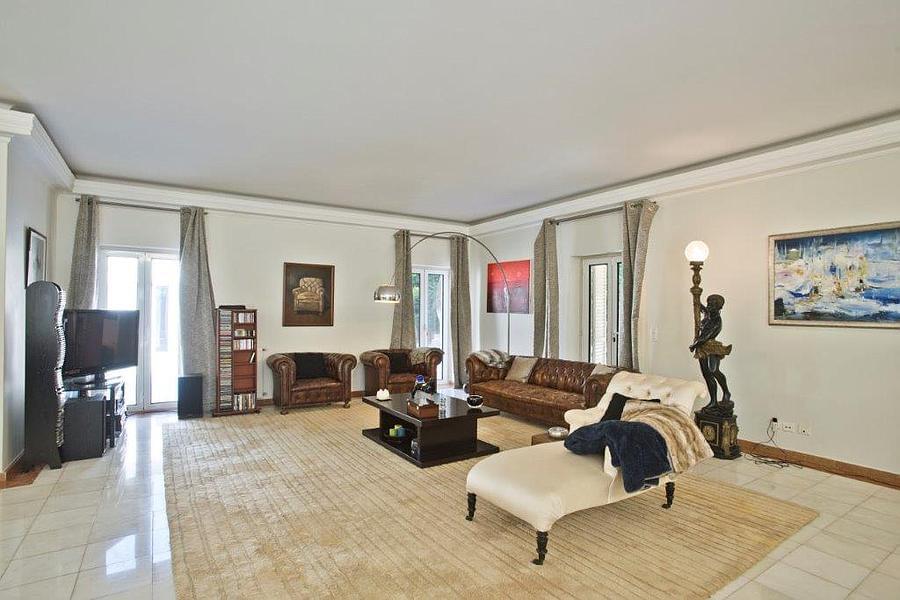 5 bedroom villa with a swimming pool