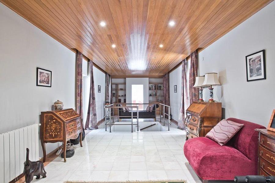 5 bedroom villa with a swimming pool