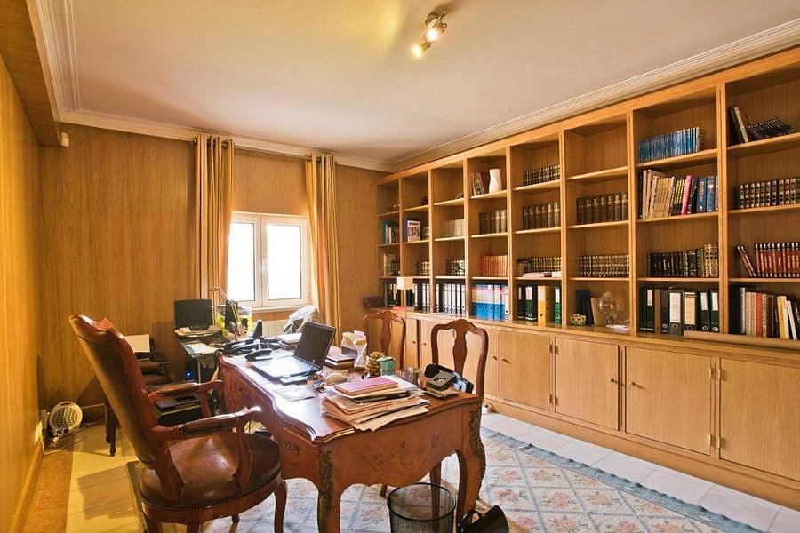 5 bedroom villa with a swimming pool