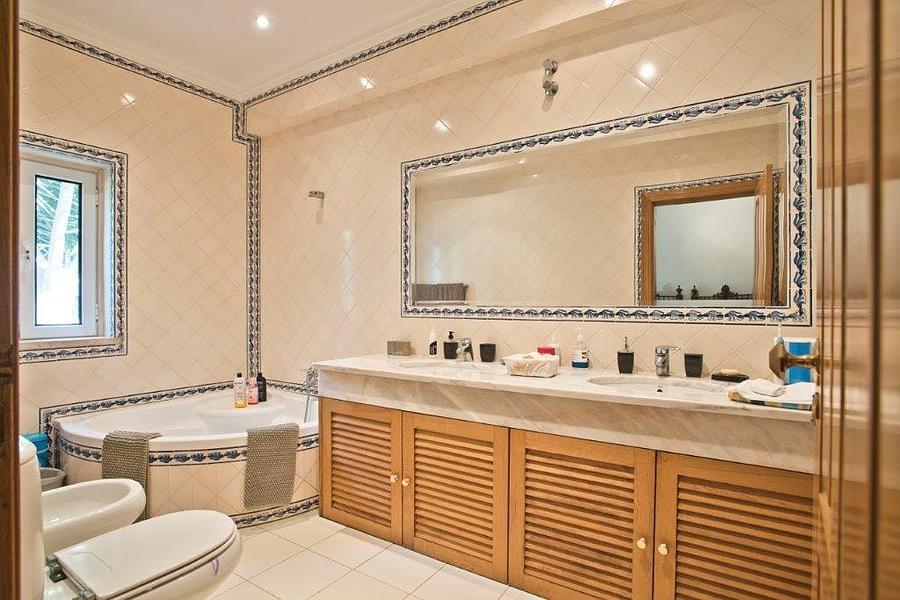 5 bedroom villa with a swimming pool