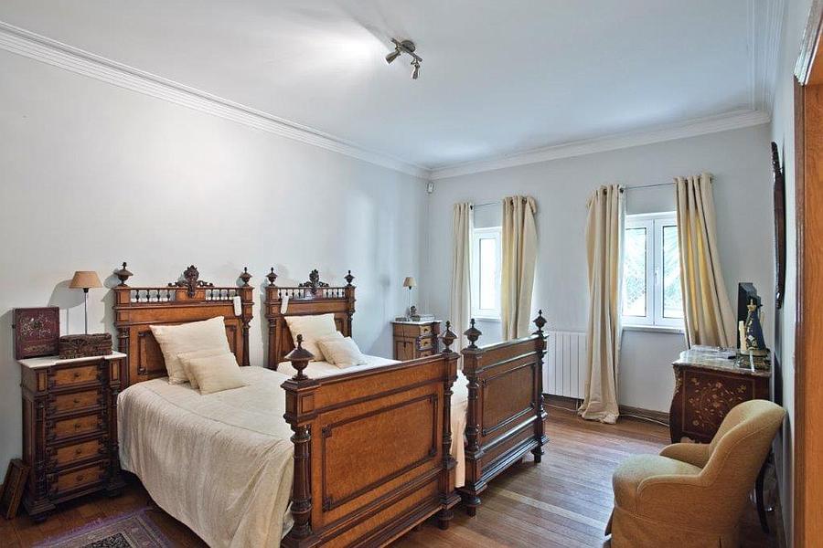 5 bedroom villa with a swimming pool