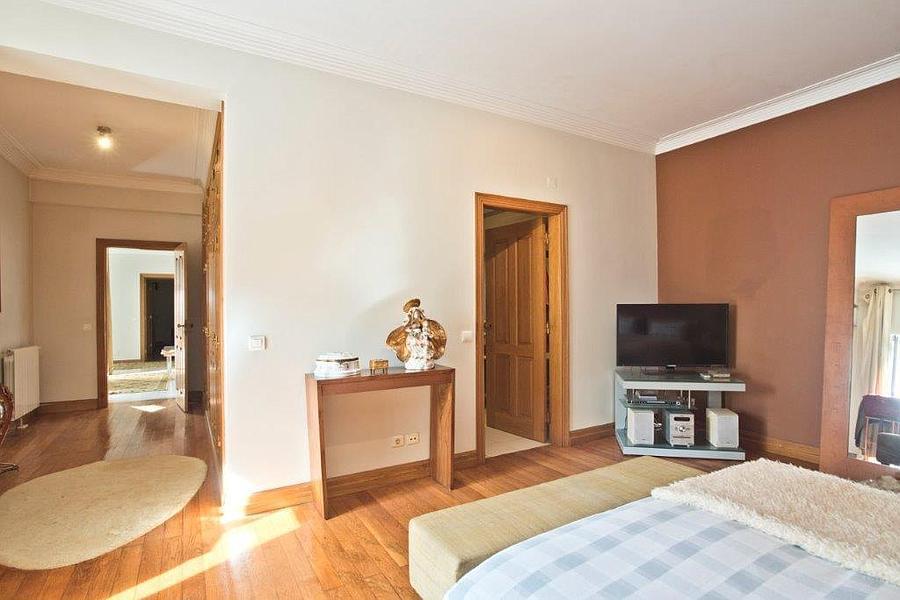 5 bedroom villa with a swimming pool