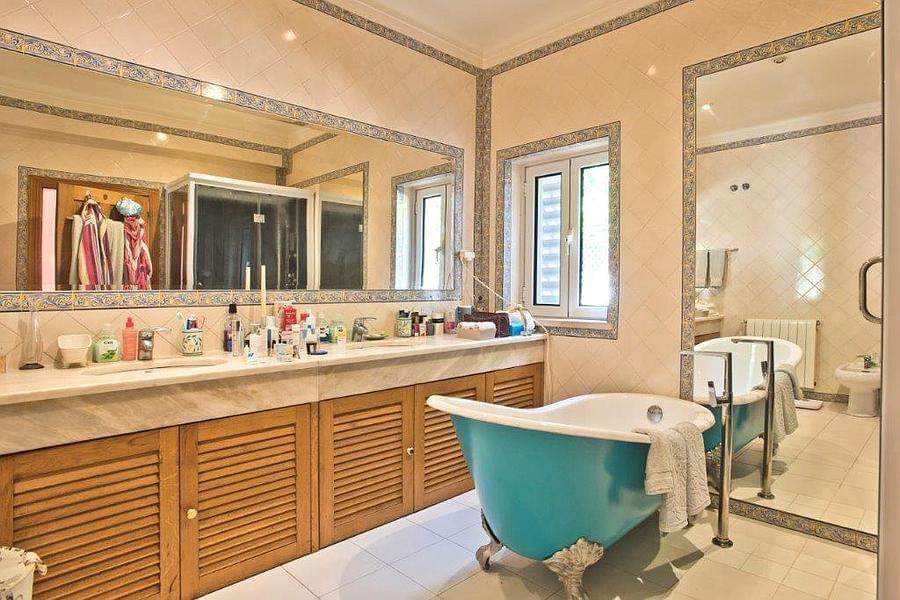 5 bedroom villa with a swimming pool