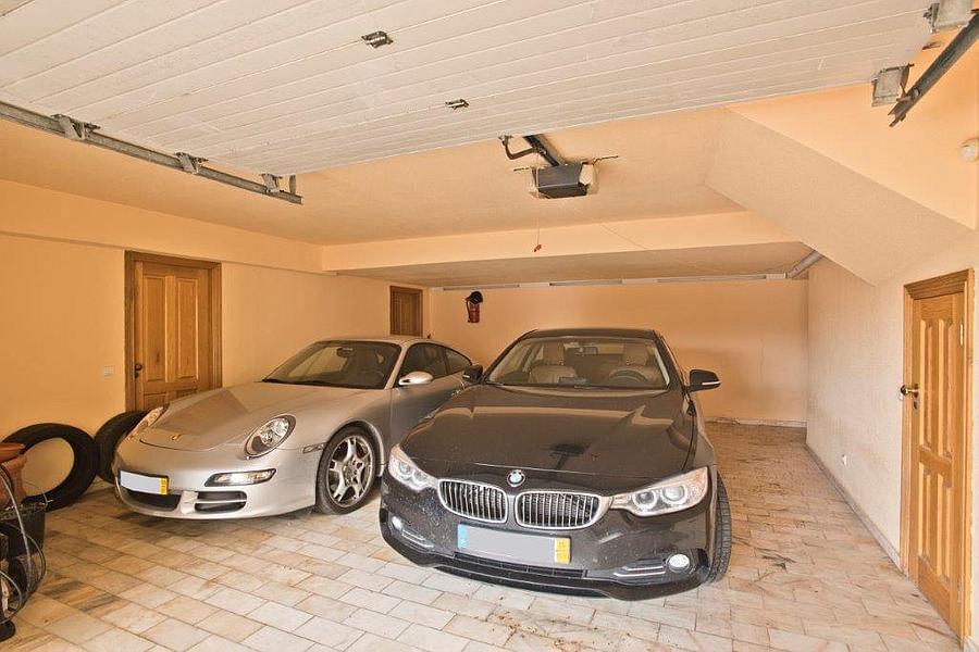 5 bedroom villa with a swimming pool