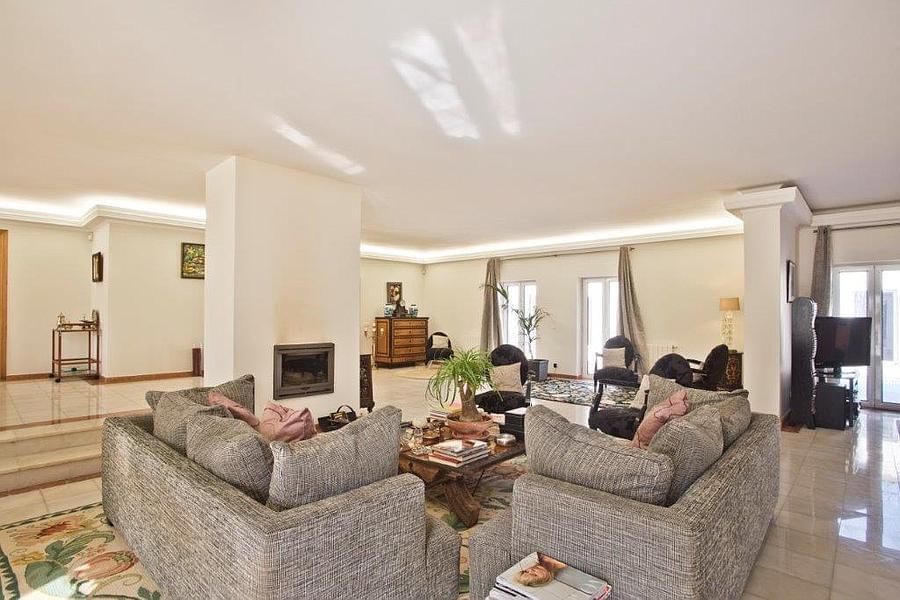 5 bedroom villa with a swimming pool