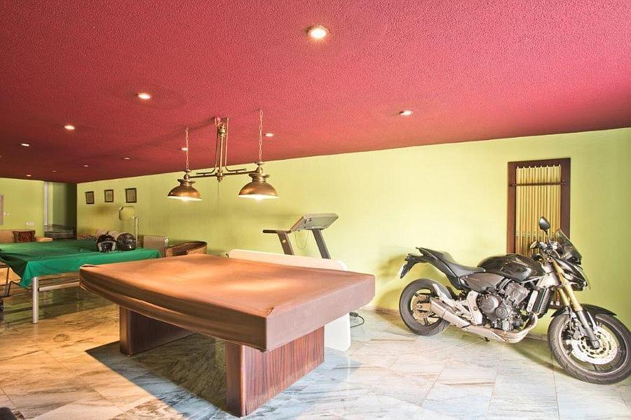 5 bedroom villa with a swimming pool