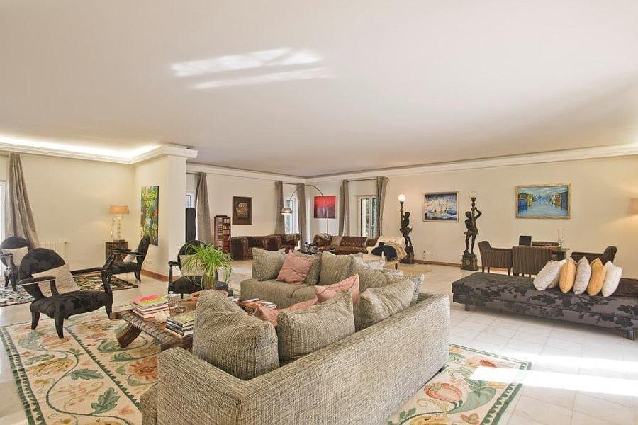 5 bedroom villa with a swimming pool