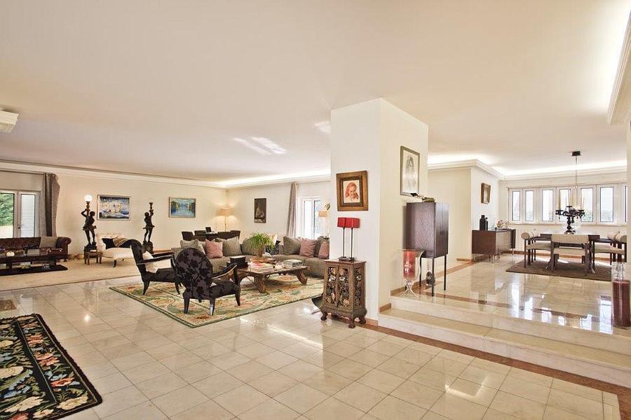 5 bedroom villa with a swimming pool