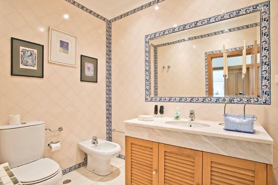 5 bedroom villa with a swimming pool