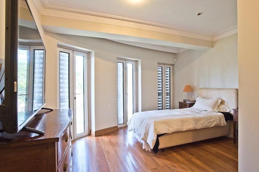 5 bedroom villa with a swimming pool