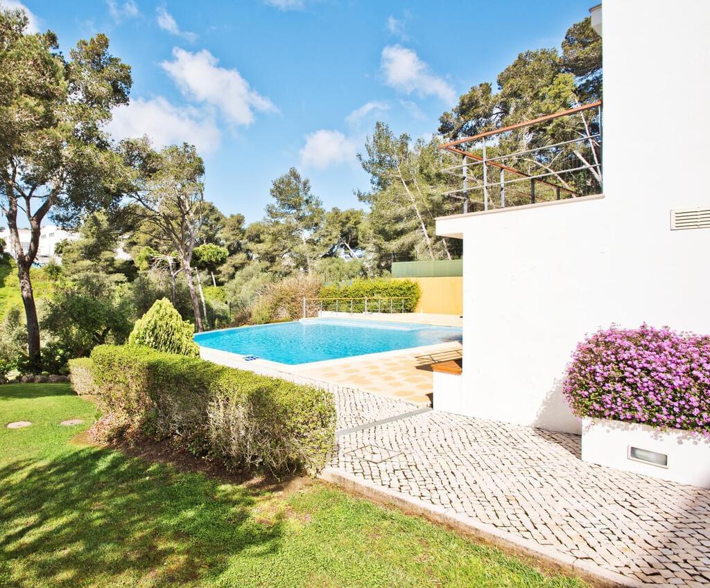 3 bedroom apartment with a swimming pool