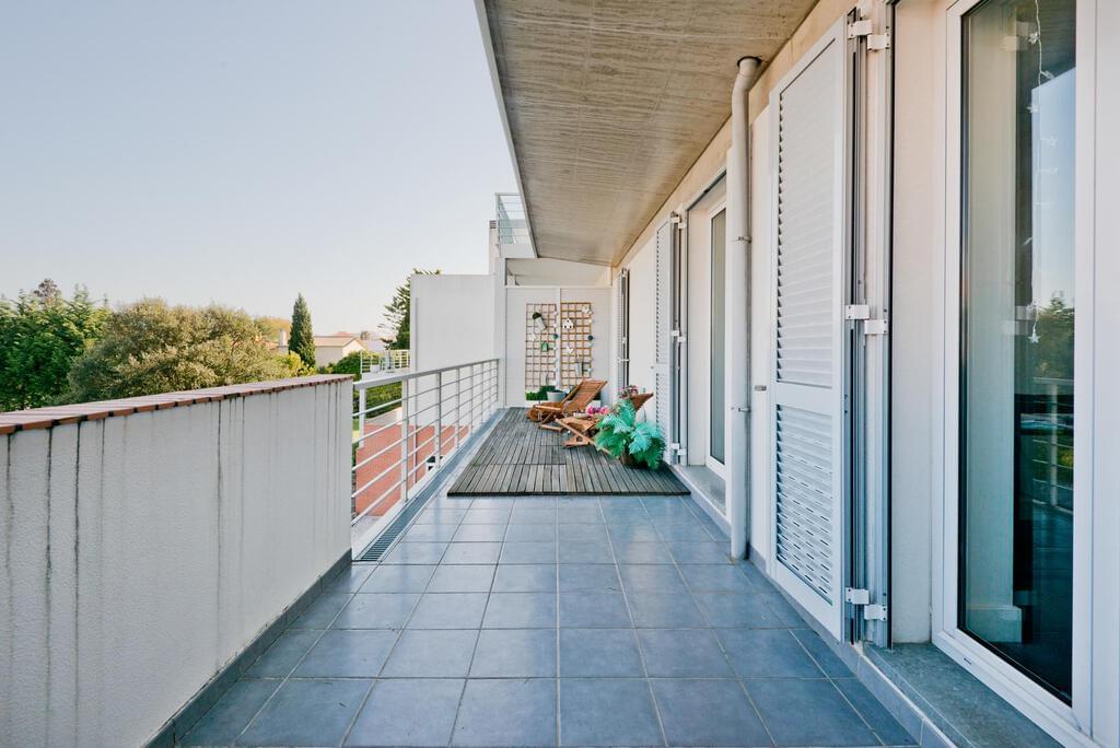 3 bedroom apartment with a swimming pool in gated community