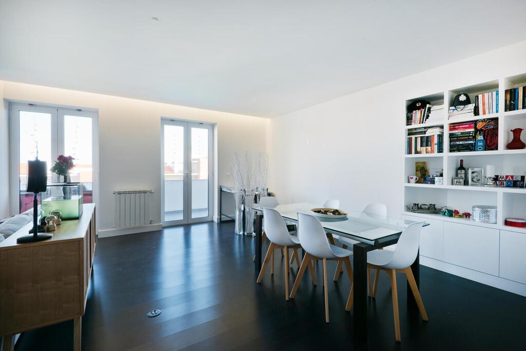 3 bedroom apartment with a swimming pool in gated community