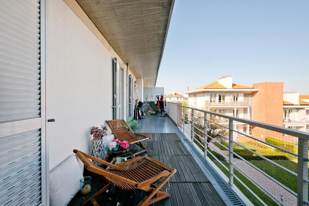 3 bedroom apartment with a swimming pool in gated community