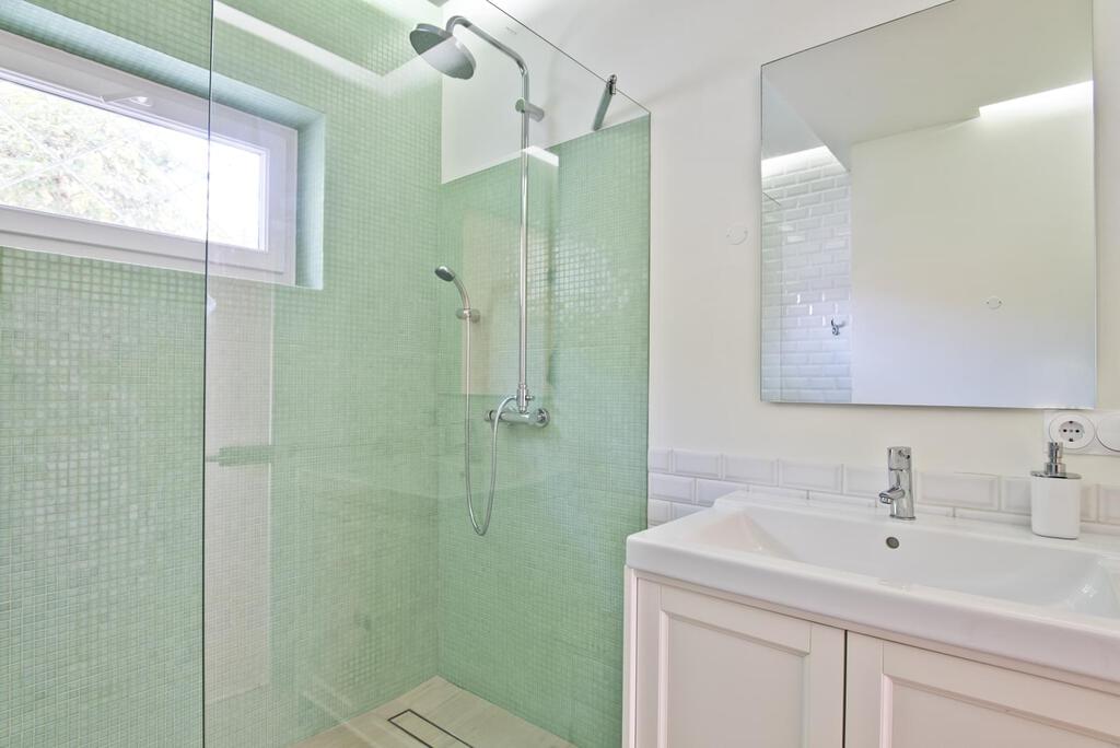 4 bedroom villa with a swimming pool