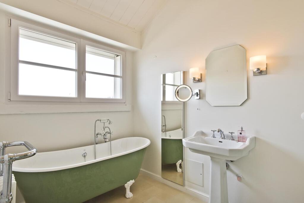 4 bedroom villa with a swimming pool