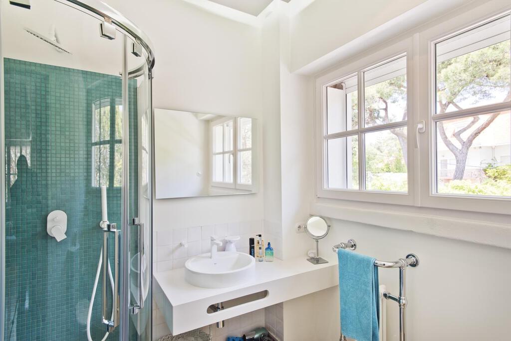 4 bedroom villa with a swimming pool