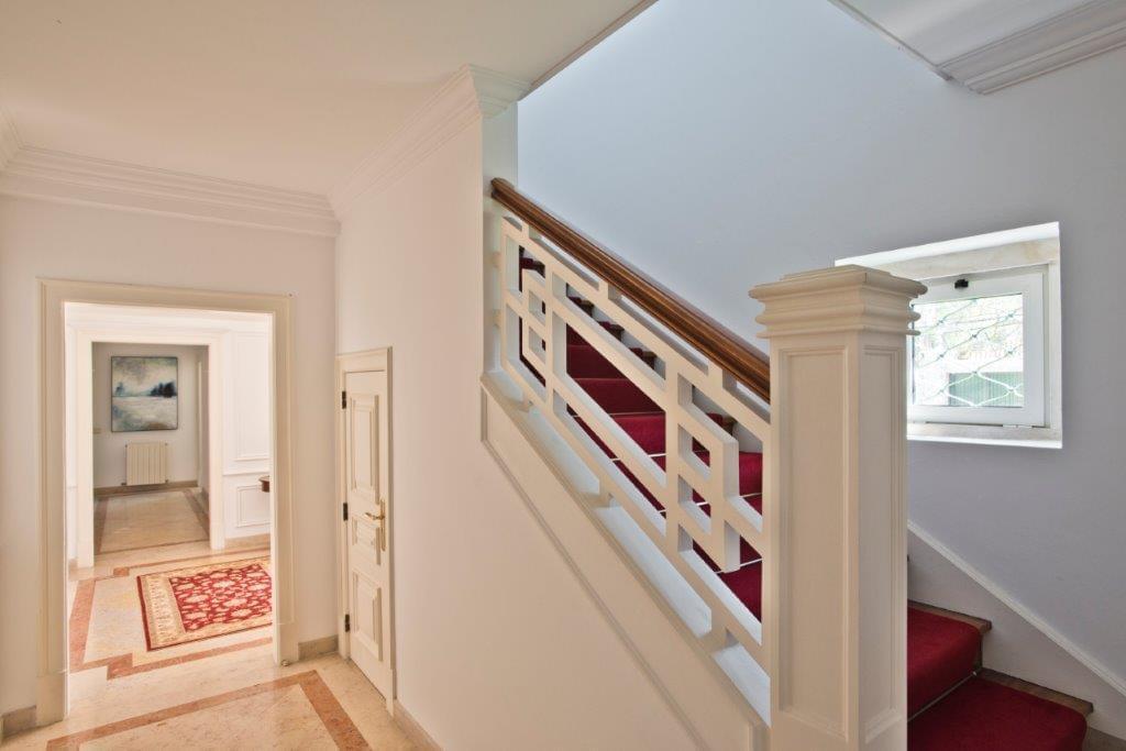 5 bedroom villa with a swimming pool