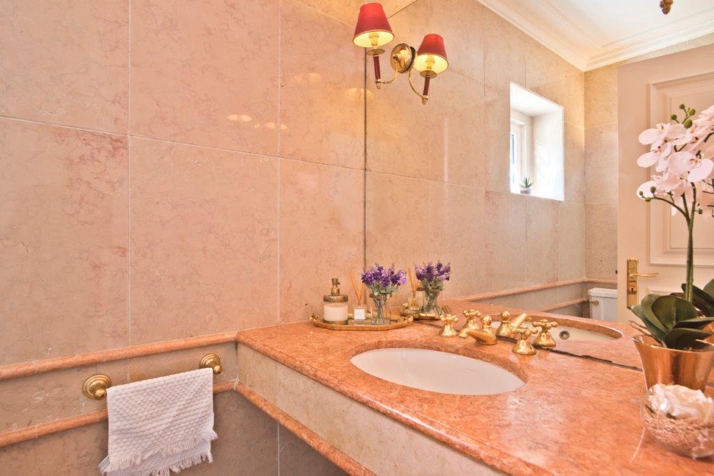 5 bedroom villa with a swimming pool