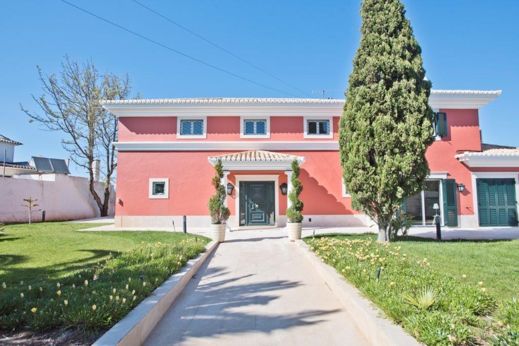 5 bedroom villa with a swimming pool