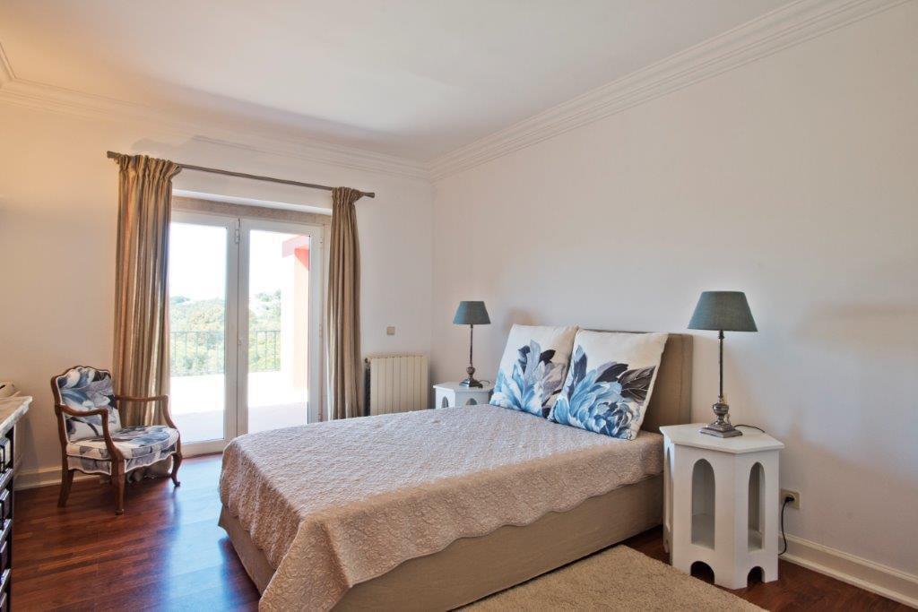 5 bedroom villa with a swimming pool