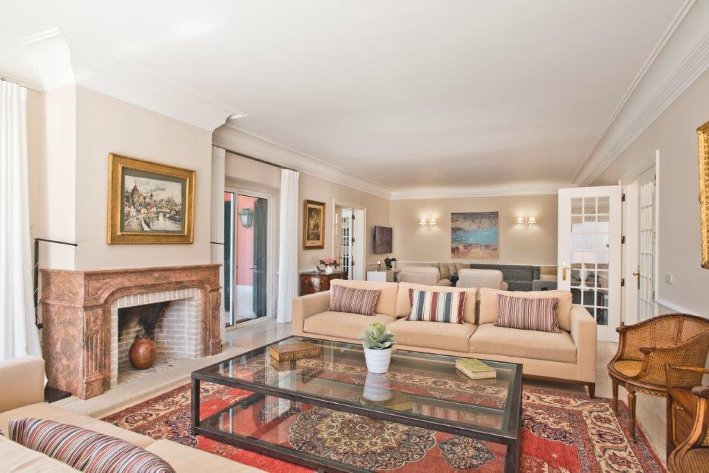 5 bedroom villa with a swimming pool