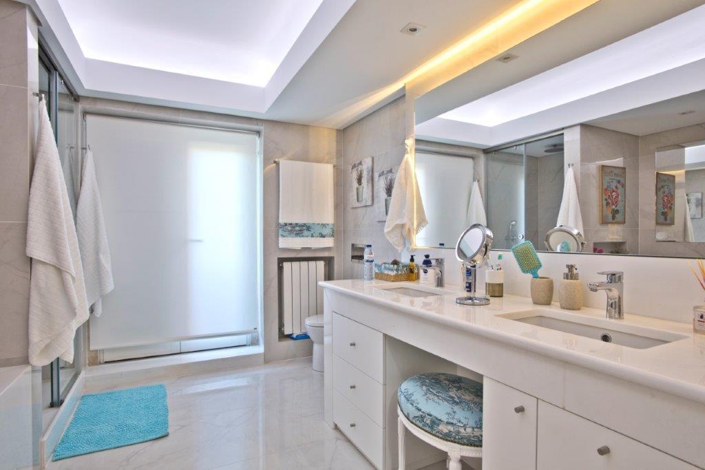 5 bedroom villa with a swimming pool