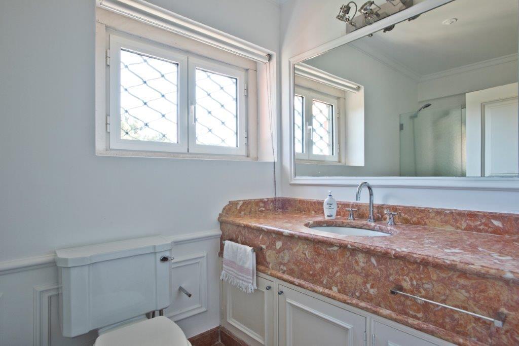 5 bedroom villa with a swimming pool