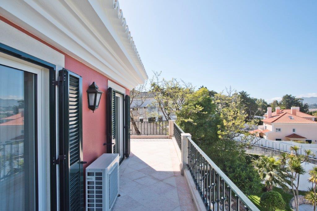 5 bedroom villa with a swimming pool