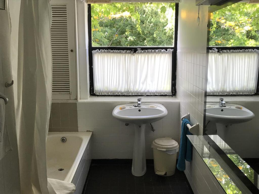 7 bedroom villa with parking