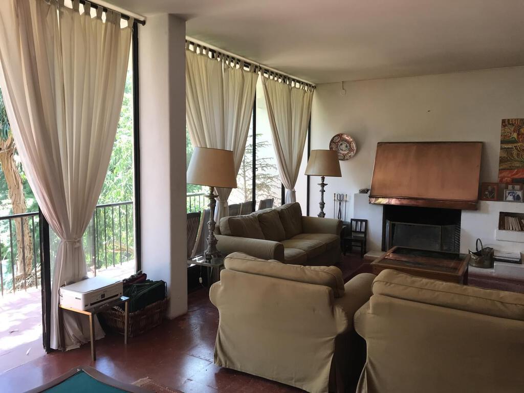 7 bedroom villa with parking