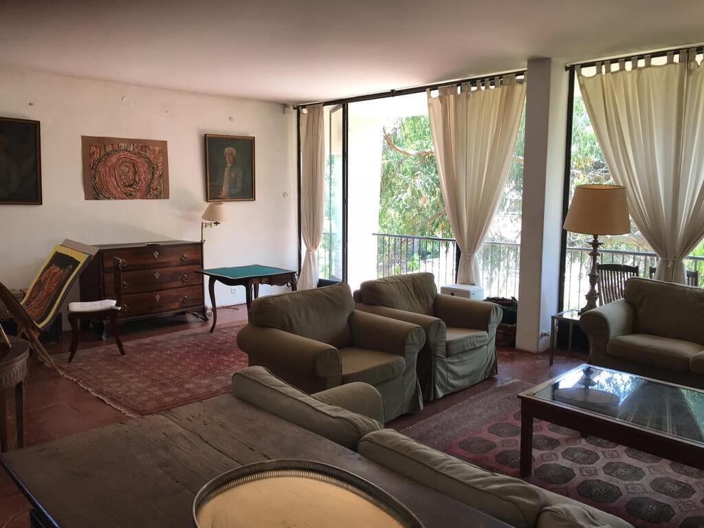 7 bedroom villa with parking