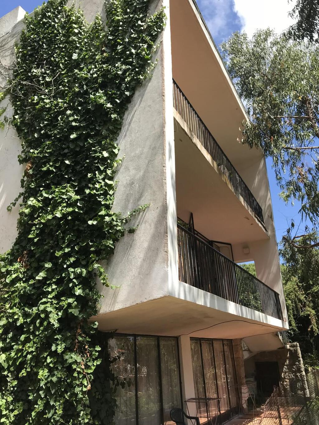 7 bedroom villa with parking