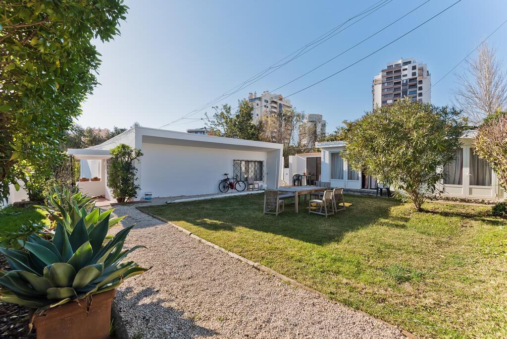 7 bedroom villa with parking