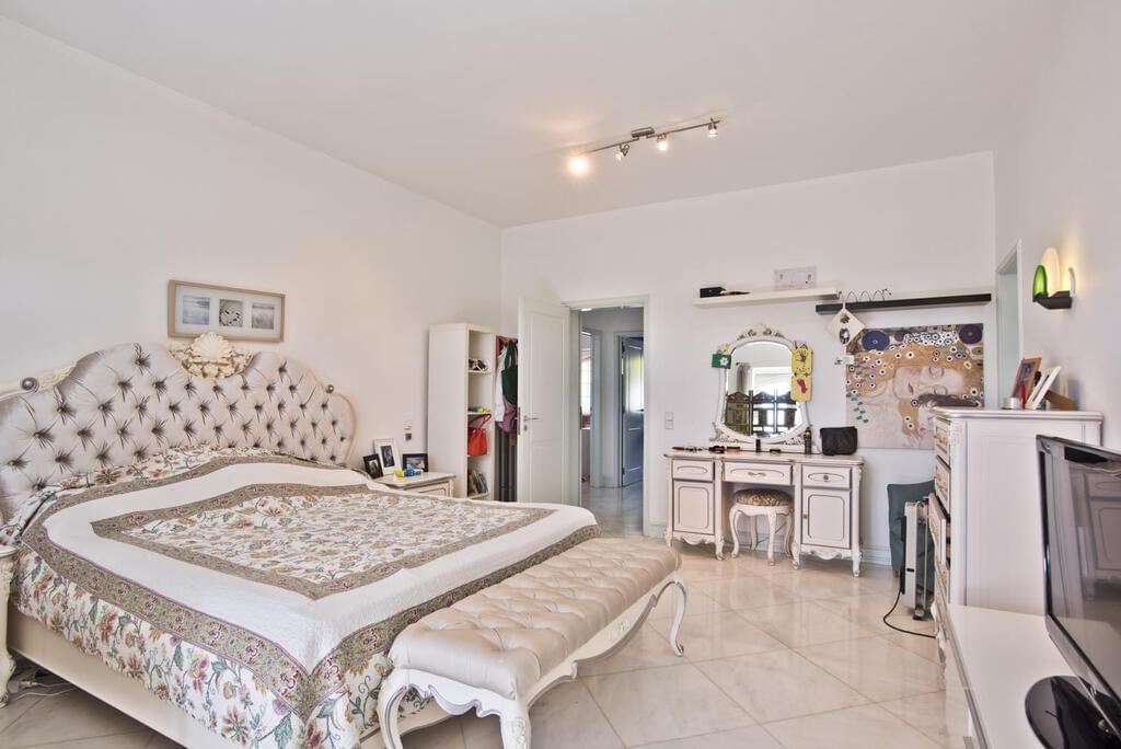 6 bedroom villa with a swimming pool