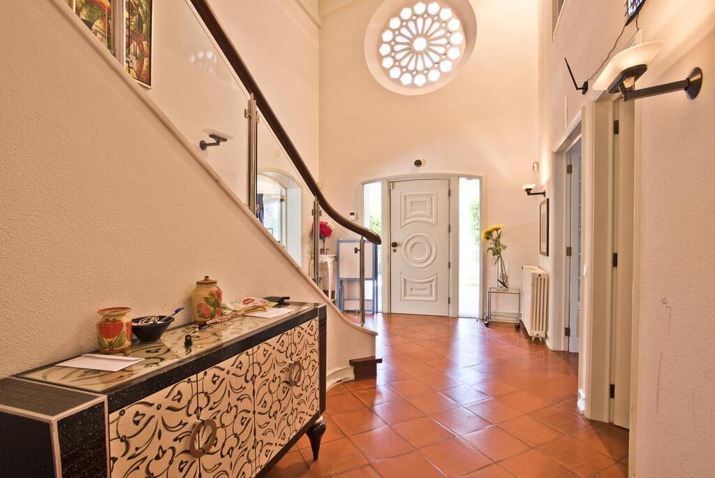 6 bedroom villa with a swimming pool