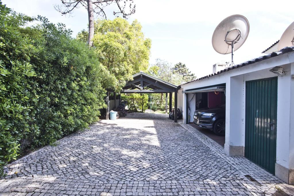 6 bedroom villa with a swimming pool