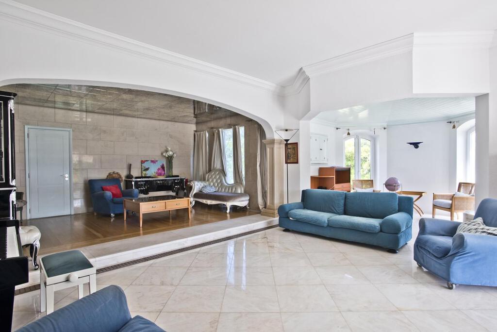 6 bedroom villa with a swimming pool