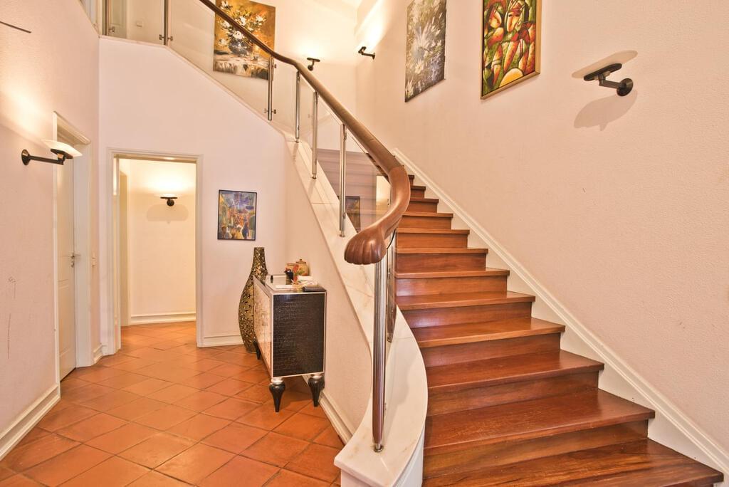 6 bedroom villa with a swimming pool