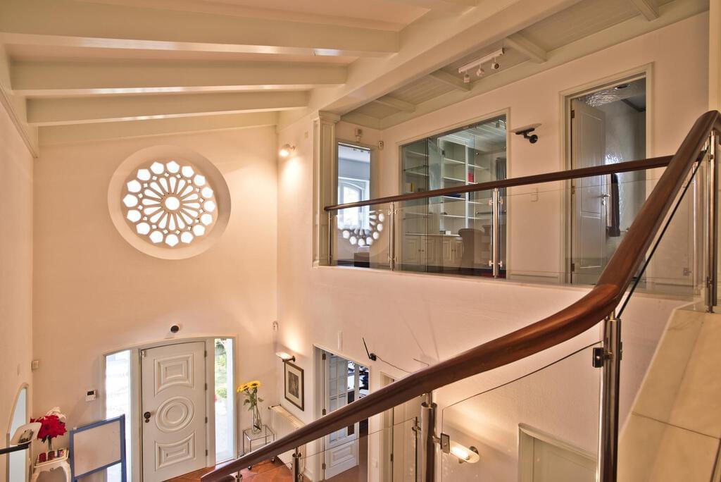 6 bedroom villa with a swimming pool