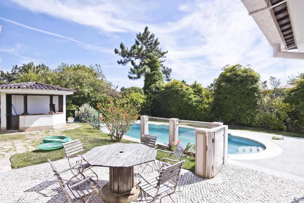 6 bedroom villa with a swimming pool