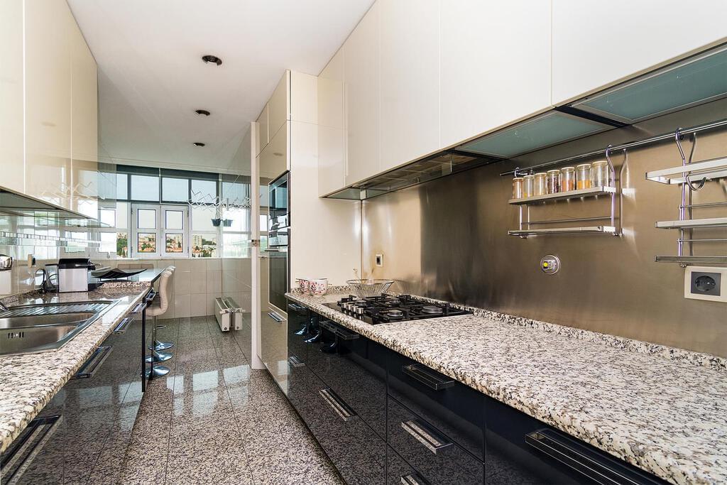 4 bedroom apartment with parking