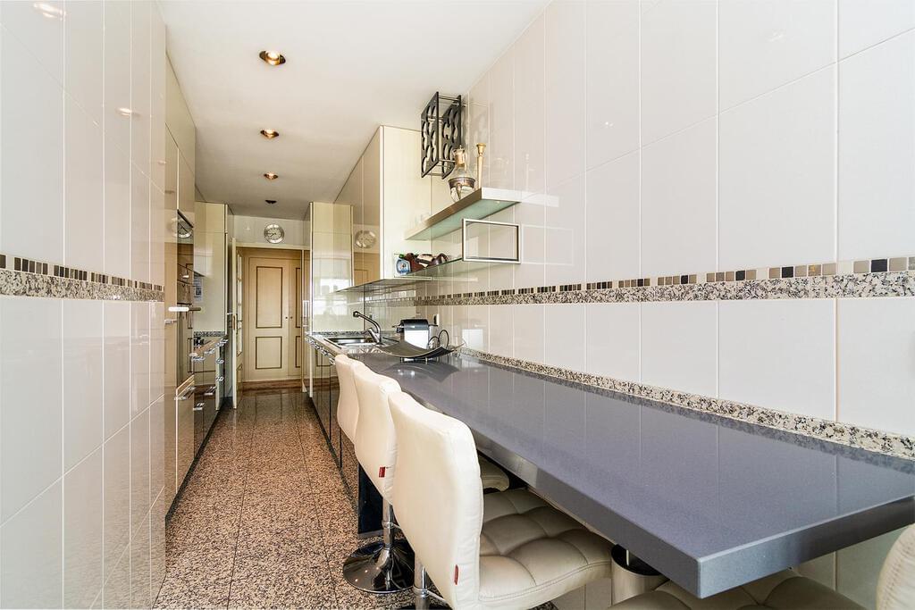 4 bedroom apartment with parking