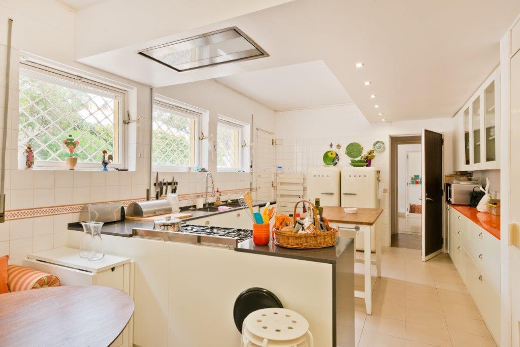 6 bedroom villa with a swimming pool