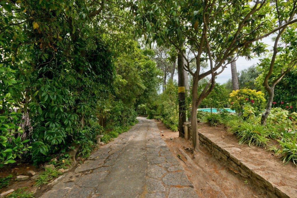 6 bedroom villa with a swimming pool