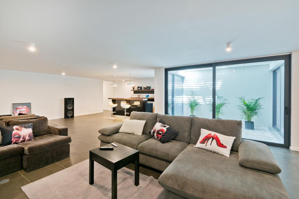 6 bedroom villa with a swimming pool